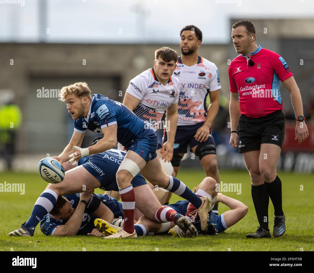 5th mars 2023 ; AJ Bell Stadium, Salford, Lancashire, Angleterre ; Anglais Premiership Rugby, sale Sharks versus Saracens; Gus Warr of sale Sharks passe le ballon Banque D'Images