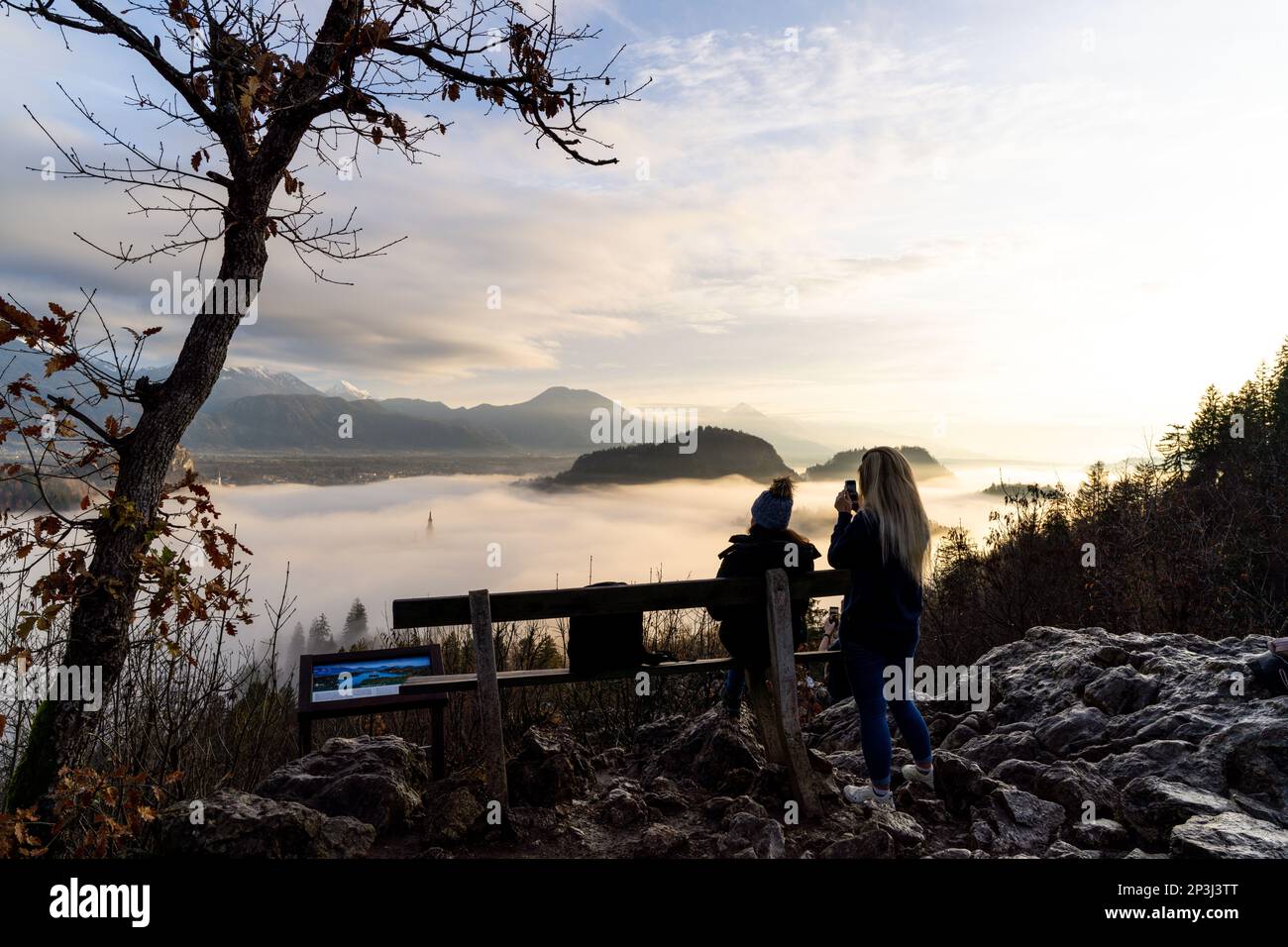 2022 12 30, Bled, Slovénie: Deux femmes regardant sur un complètement brouillard couvert Lac Bled, une photo Banque D'Images