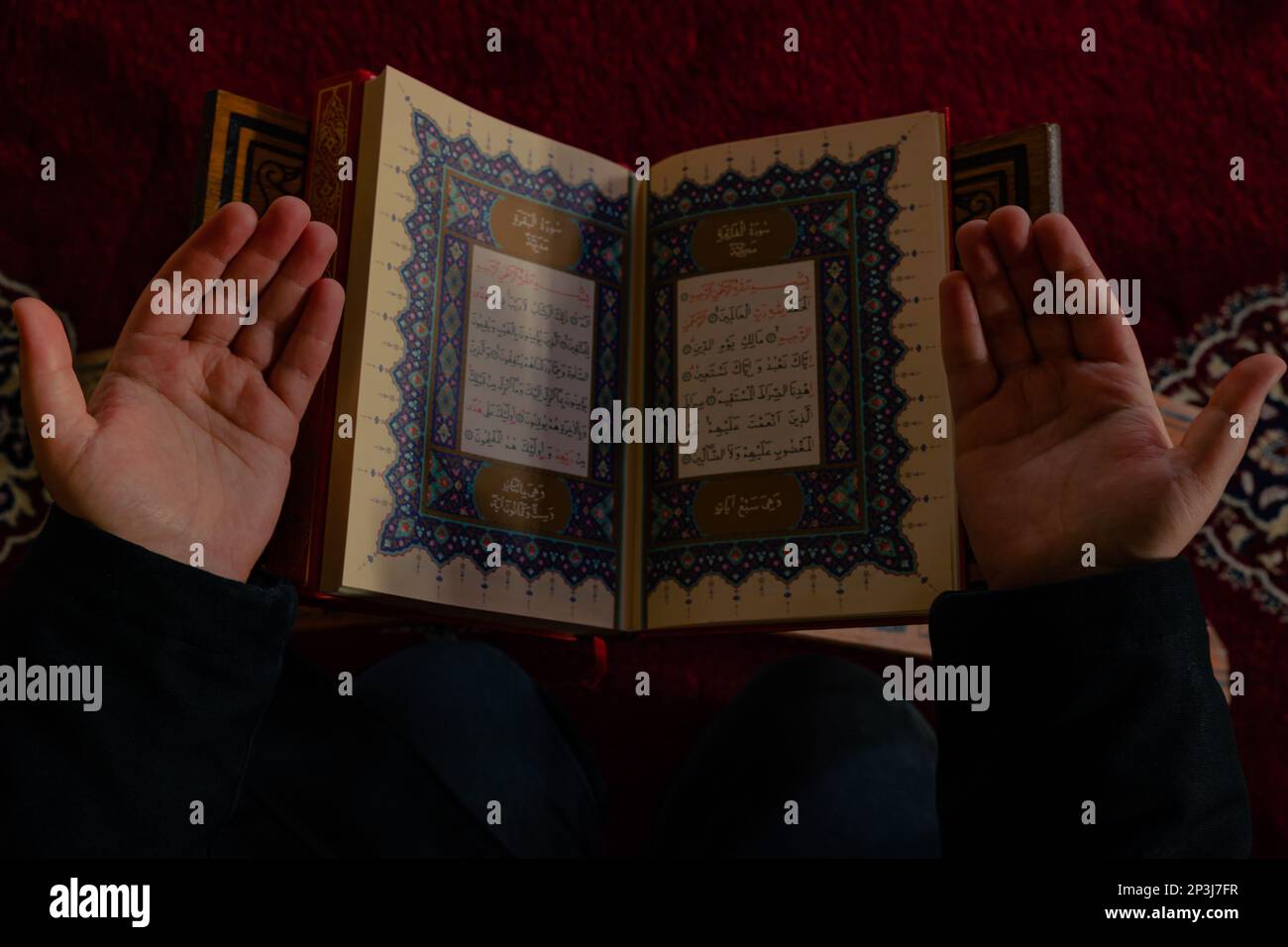 Photo de fond islamique. Homme musulman priant avec le Saint Coran dans la mosquée. Ramadan ou islamique ou lalat al-qadr ou kadir gecesi photo de fond. Banque D'Images