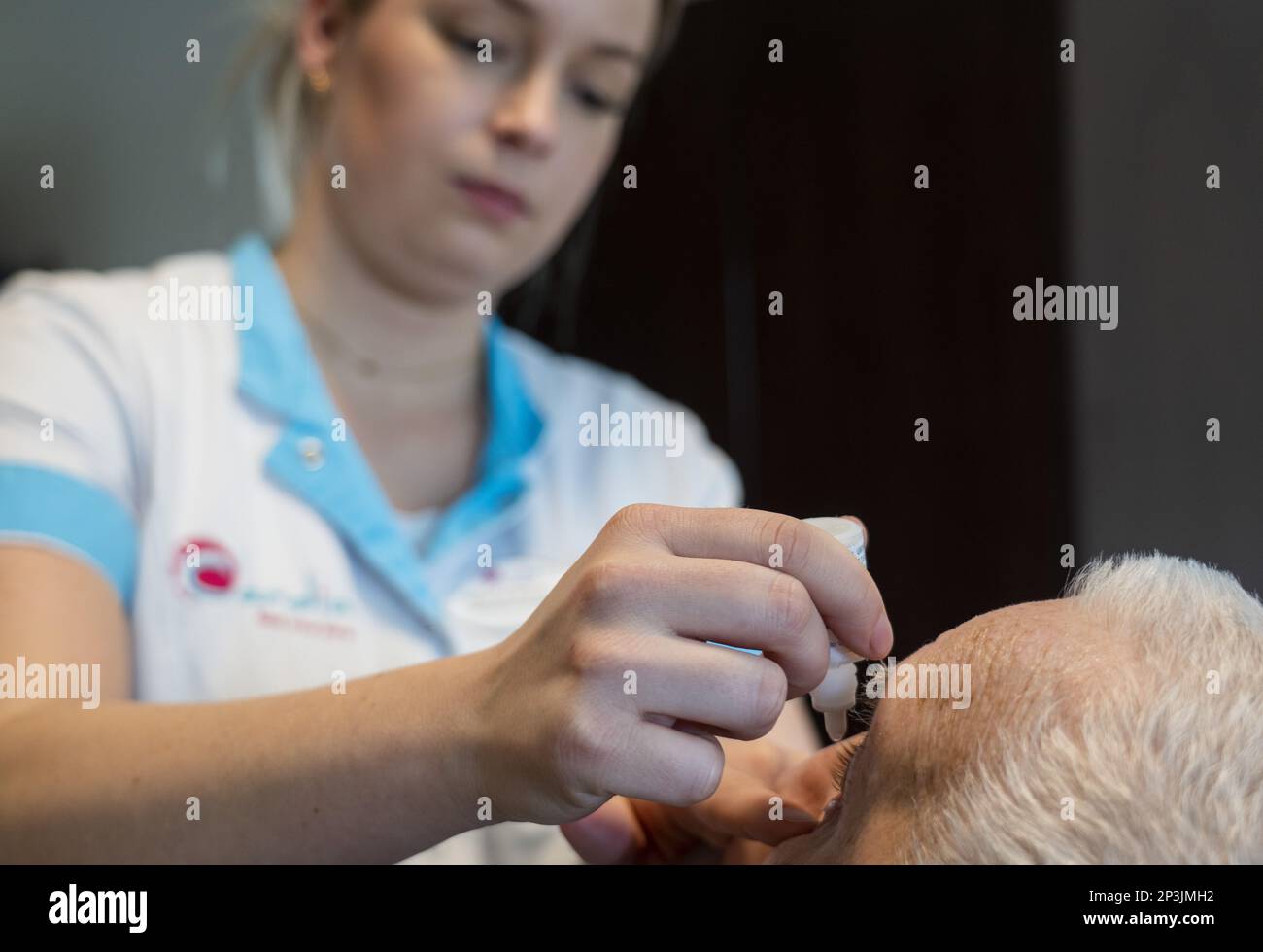 ILLUSTRATION - la vie quotidienne dans une maison de soins résidentielle. ANP LEX VAN LIESHOUT pays-bas - belgique OUT Banque D'Images