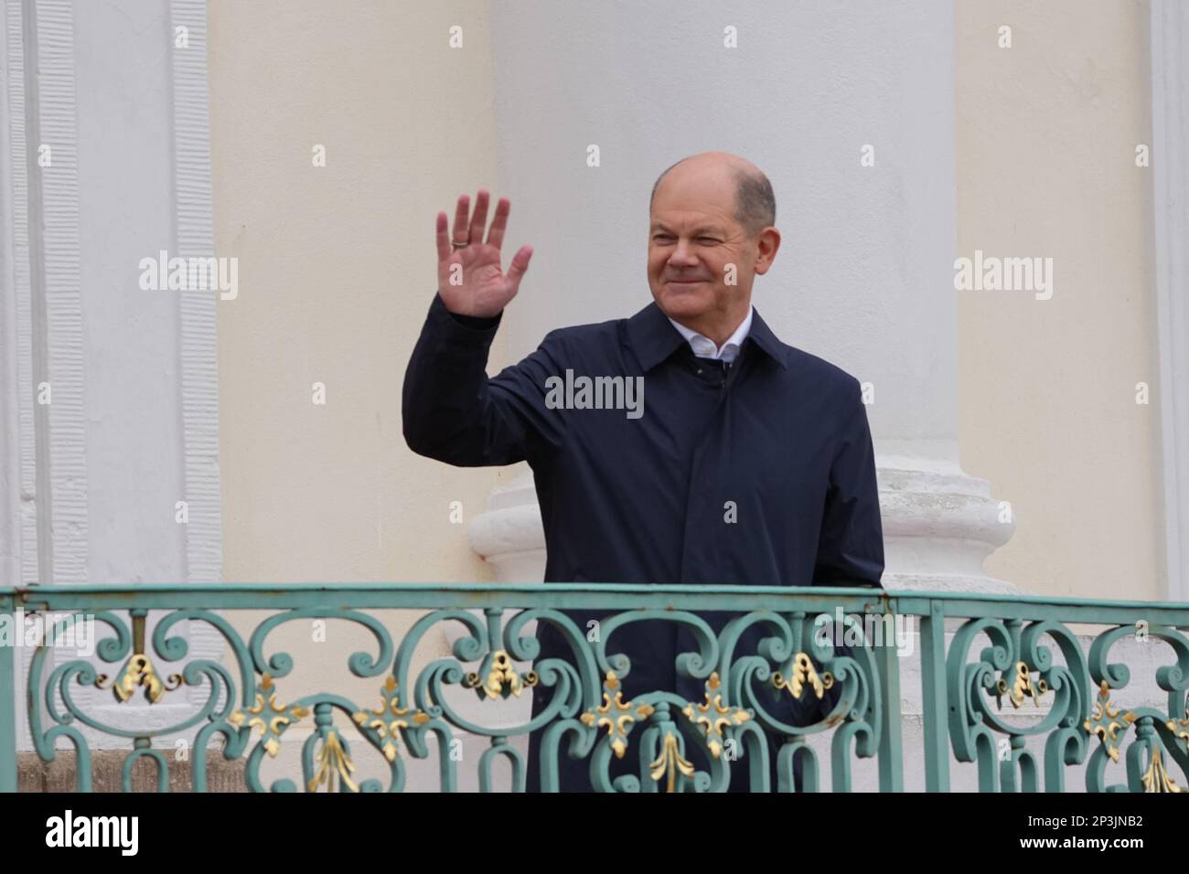 05 mars 2023, Brandebourg, Gransee/OT Meseberg: Le chancelier allemand OLAF Scholz arrive à la réunion à huis clos au palais de Meseberg ("le gouvernement allemand se réunit derrière des portes fermées, espère résoudre les tensions"). Photo: Soeren Stache/dpa Banque D'Images