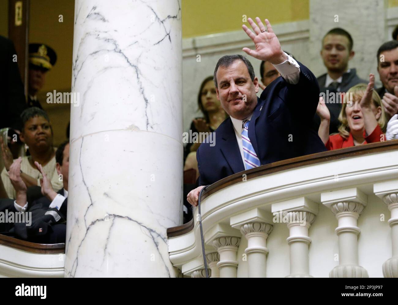 New Jersey Gov. Chris Christie waves from the gallery as he waits to watch Larry Hogan take the oath of office to become the 62nd governor of Maryland inside the state senate chamber, Wednesday, Jan. 21, 2015, in Annapolis, Md. (AP Photo/Patrick Semansky, Pool) Banque D'Images