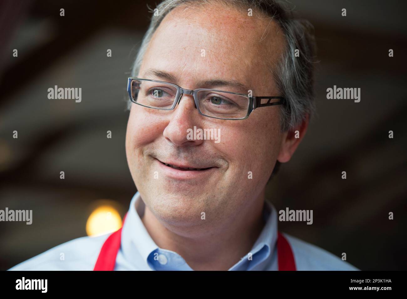 UNITED STATES - AUGUST 09: David Young, Republican candidate for Iowa's 3rd Congressional District, talks with a guest in the Pork Tent at the 2014 Iowa State Fair in Des Moines, Iowa, August 9, 2014. (Photo By Tom Williams/CQ Roll Call) (CQ Roll Call via AP Images) Banque D'Images