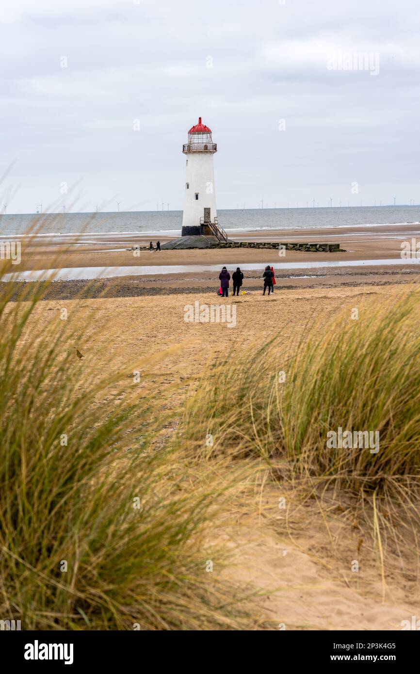 Talacre Beach point d'Ayr maison légère se faisant au-dessus des dunes de sable et des herbes. Banque D'Images