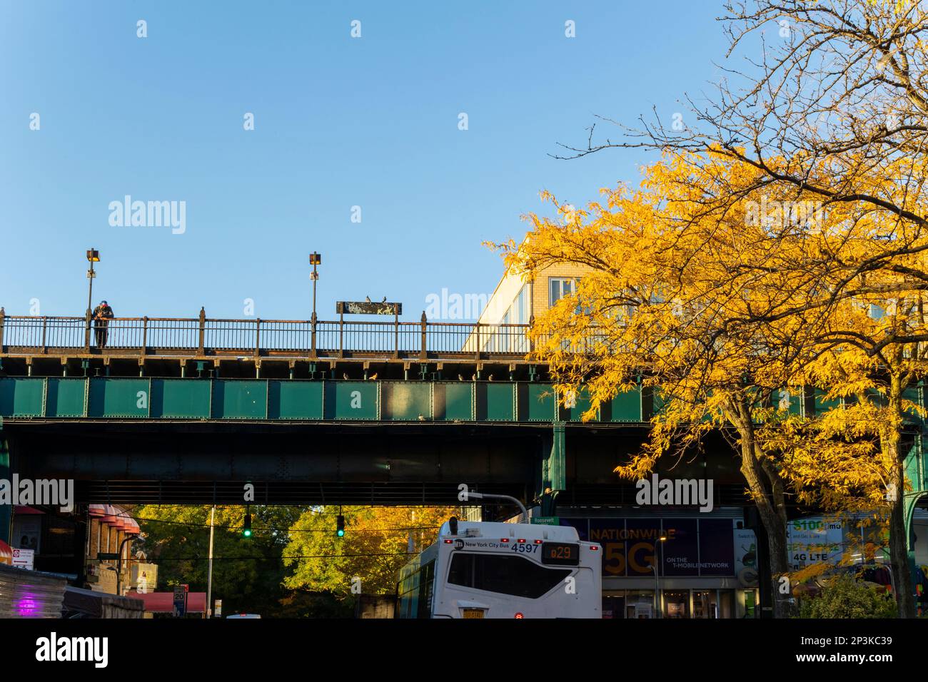 Paysage urbain autour de la station de métro Jackson Heights à Queens, New York. Banque D'Images