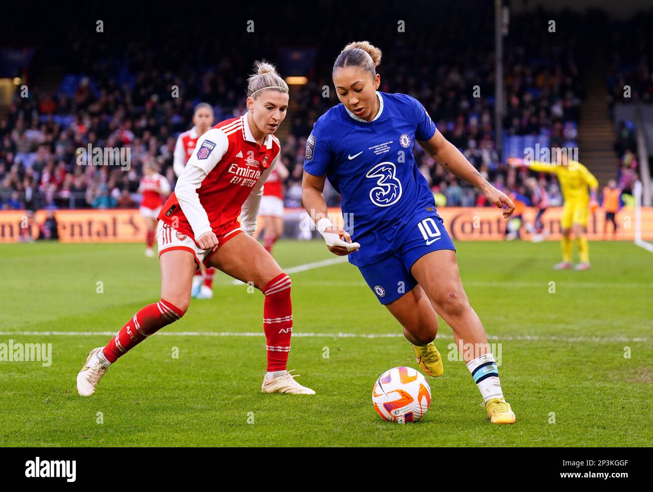 Lauren James de Chelsea (à droite) et Stephanie Catley d'Arsenal se battent pour le ballon lors du match final de la FA Women's Continental Tires League Cup à Selhurst Park, Londres. Date de la photo: Dimanche 5 mars 2023. Banque D'Images