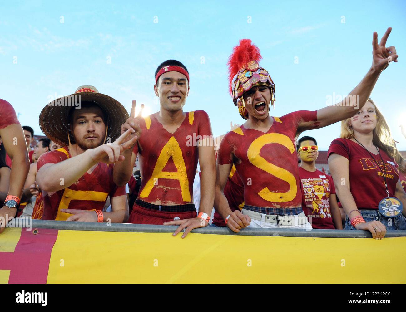 07 September 2013: USC student fans during an NCAA football game between the Washington State Cougars and the USC Trojans at the Los Angeles Memorial Coliseum in Los Angeles, CA. (Icon Sportswire via AP Images) Banque D'Images