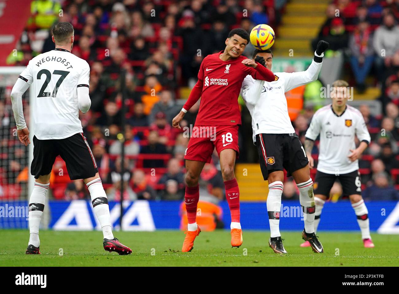 Cody Gakpo de Liverpool et Casemiro de Manchester United se disputent le  ballon lors du match de la Premier League à Anfield, Liverpool. Date de la  photo: Dimanche 5 mars 2023 Photo