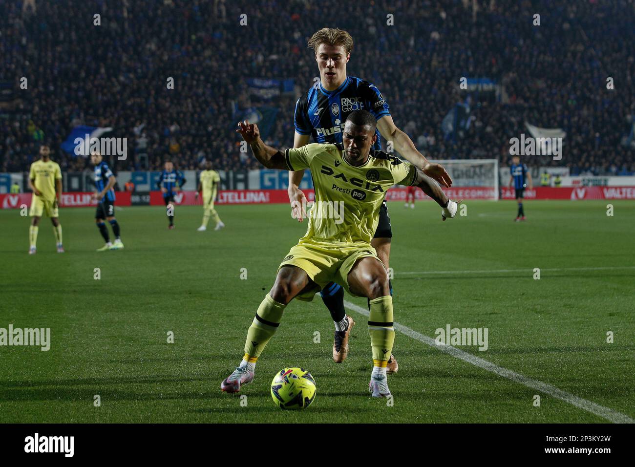 Bergame, Italie. 4th mars 2023. Italie, Bergame, mars 04 2023: Walace Souza Silva (milieu de terrain Udinese) défend le ballon dans la deuxième moitié pendant le match de football ATALANTA vs UDINESE, Serie A Tim 2022-2023 day25 Gewiss stade (Credit image: © Fabrizio Andrea Bertani/Pacific Press via ZUMA Press Wire) USAGE ÉDITORIAL SEULEMENT! Non destiné À un usage commercial ! Banque D'Images