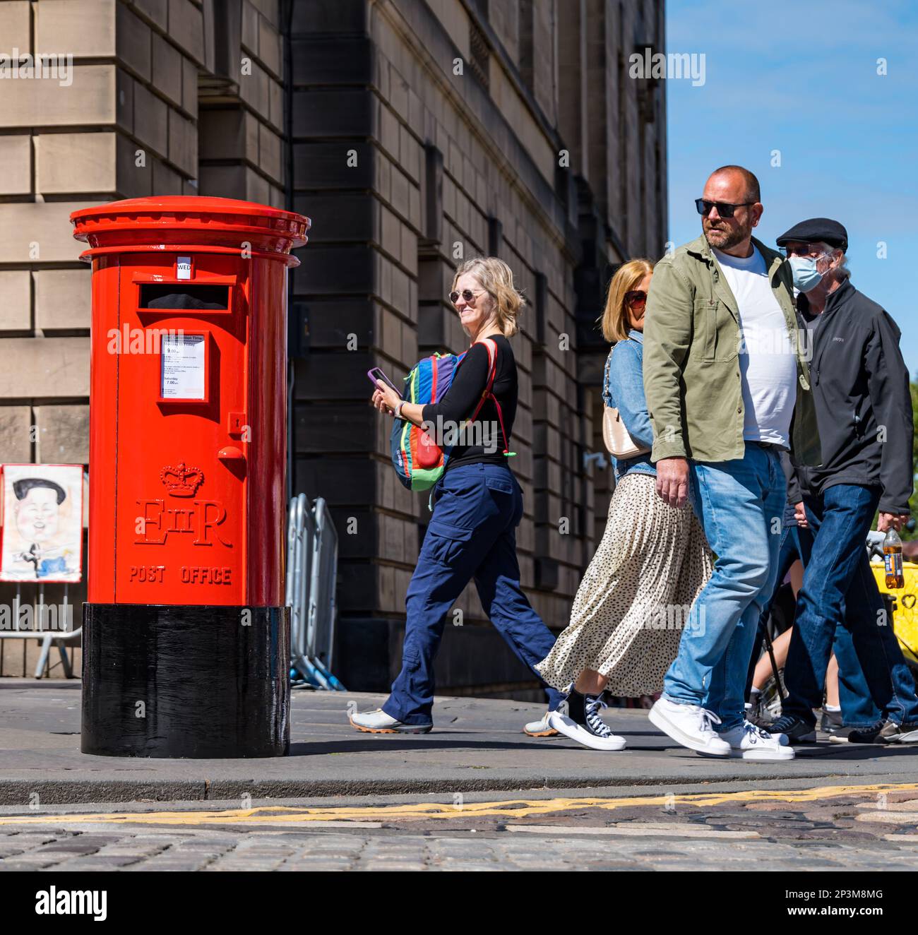 Les gens qui marchent devant et qui sont surpris par une fausse boîte postale parlante pendant le festival Fringe, Royal Mile, Édimbourg, Écosse, Royaume-Uni Banque D'Images