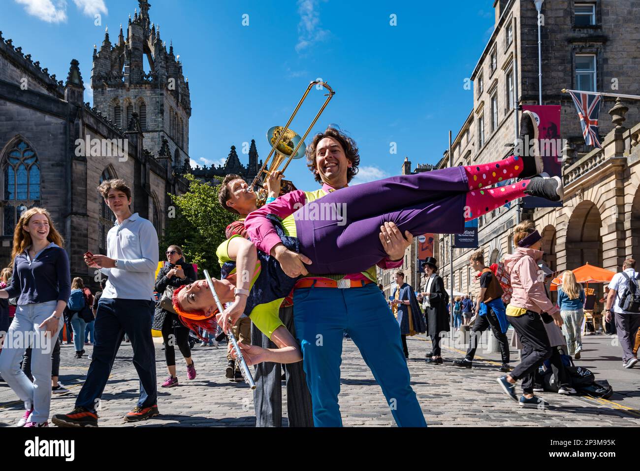 Des artistes marginaux jouant des instruments de musique, dont un trombone et une flûte sur Royal Mile, Édimbourg, Écosse, Royaume-Uni Banque D'Images