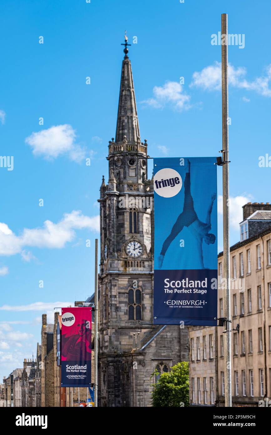 Fringe festival bannières sur Royal Mile avec Tron Kirk église spire, Édimbourg, Écosse, Royaume-Uni Banque D'Images