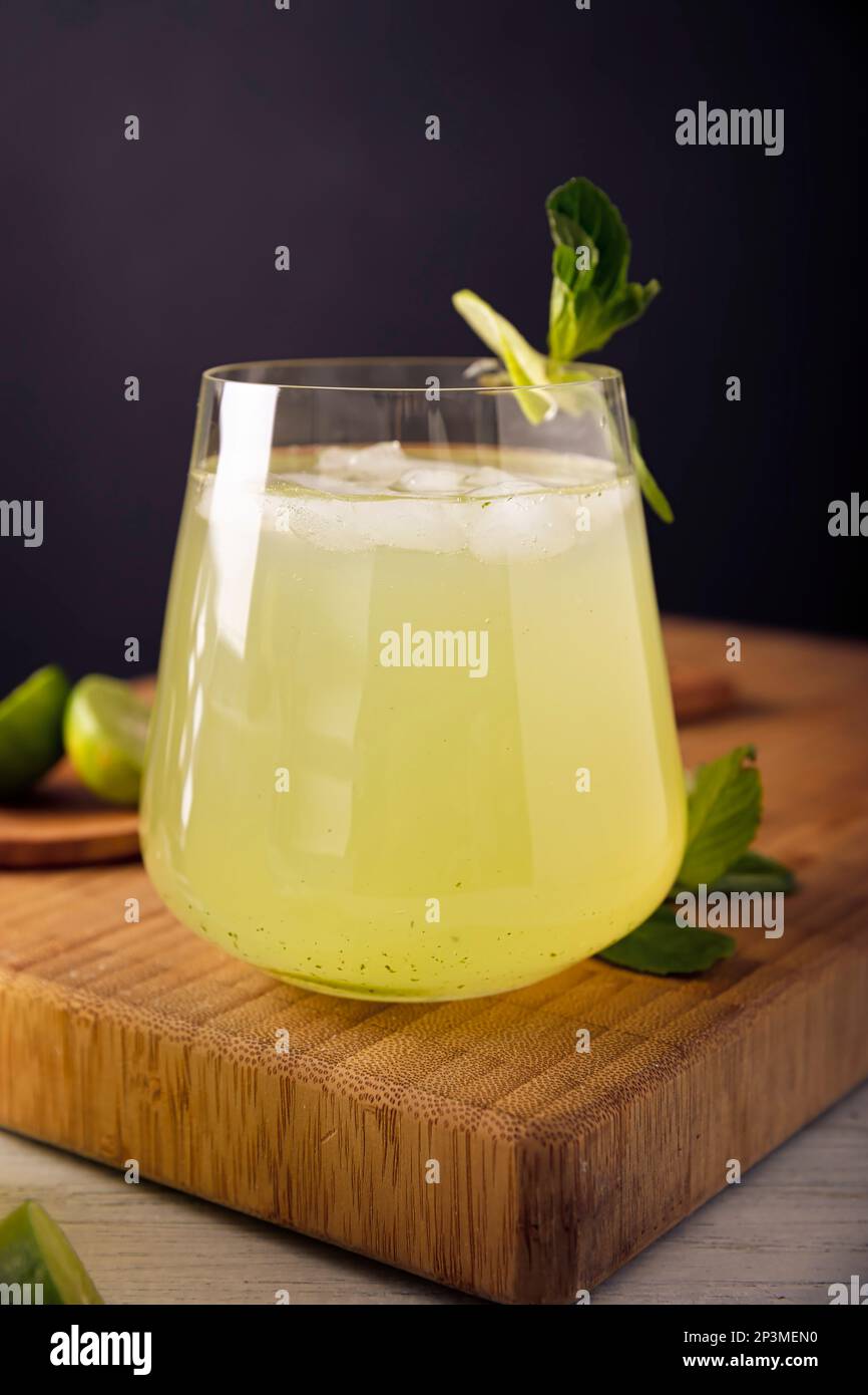 Limonade maison avec des citrons et de la menthe biologiques, une boisson rafraîchissante populaire dans de nombreux pays. Au Mexique, il fait partie de leur Aguas Frescas traditionnel, Banque D'Images