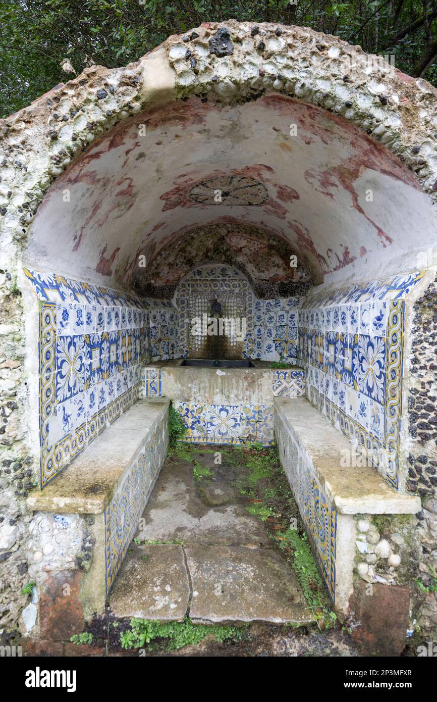 Grotte dans les jardins de l'ermitage de Convento dos Capuchos, Parc naturel de Sintra Cascais, Sintra, région de Lisbonne, Portugal, Europe Banque D'Images