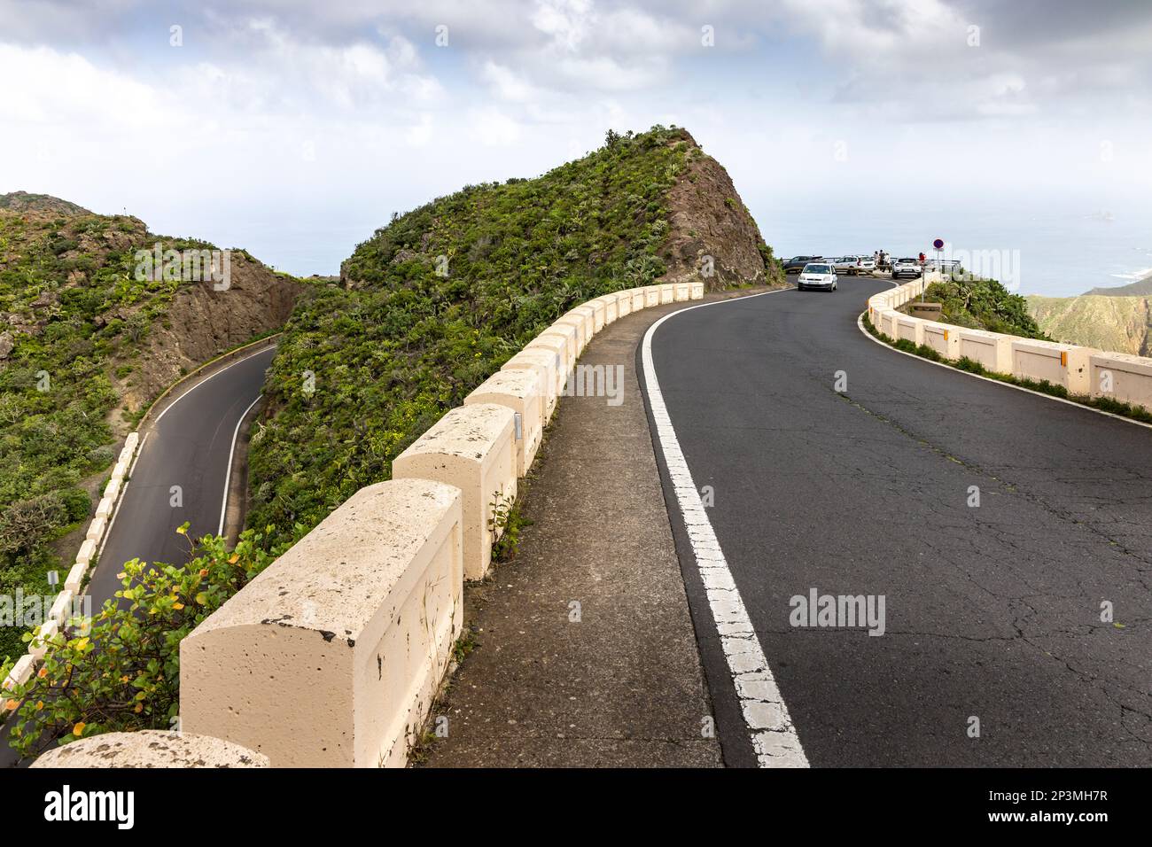 Virage en épingle à cheveux sur la route de montagne près de Taganana dans les montagnes d'Anaga, Tenerife, îles Canaries Banque D'Images