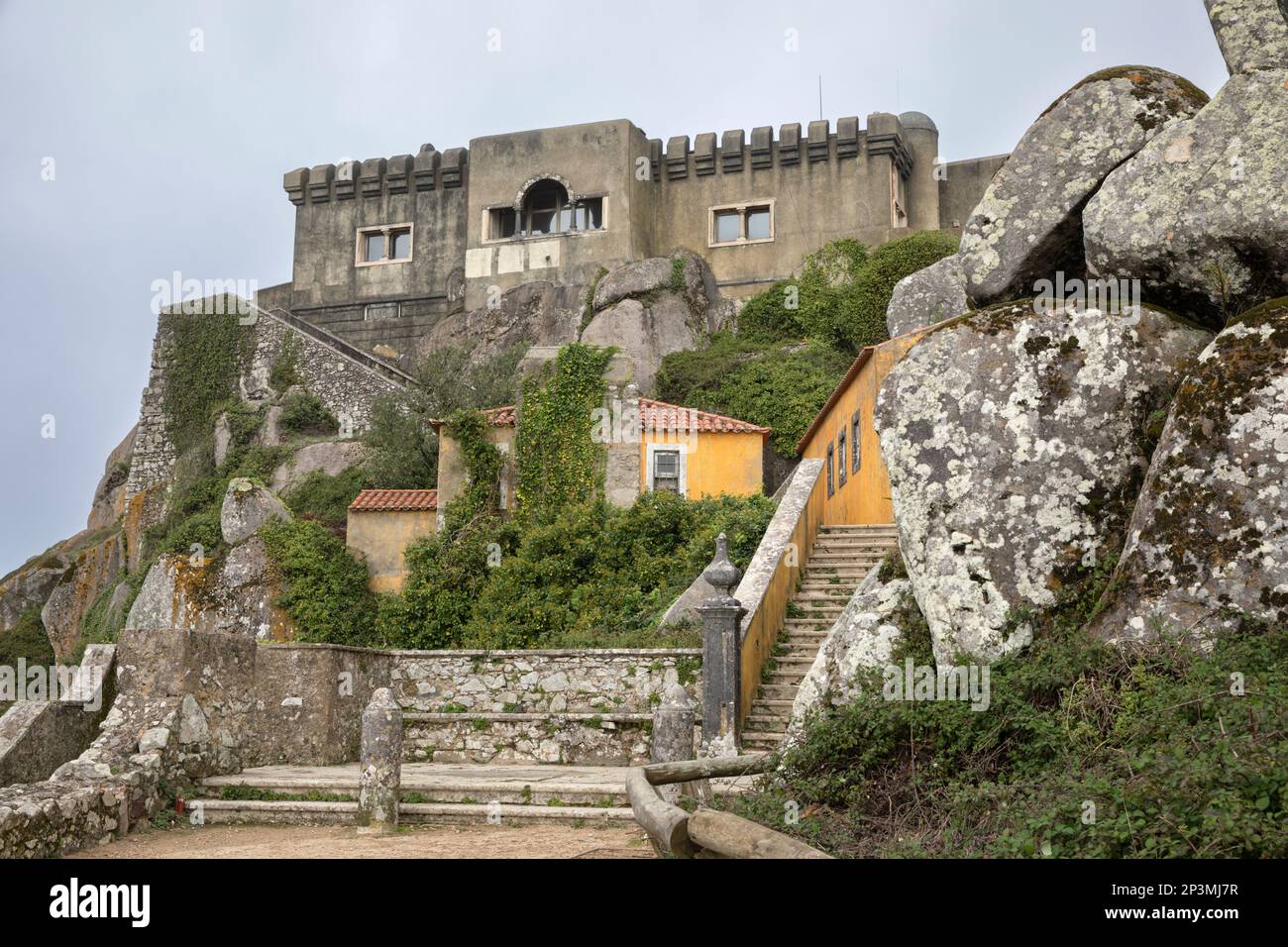 Chapelle de Peninha construite au 16th siècle sur une colline dans le Parc naturel de Sintra Cascais, Azoia, région de Lisbonne, Portugal, Europe Banque D'Images