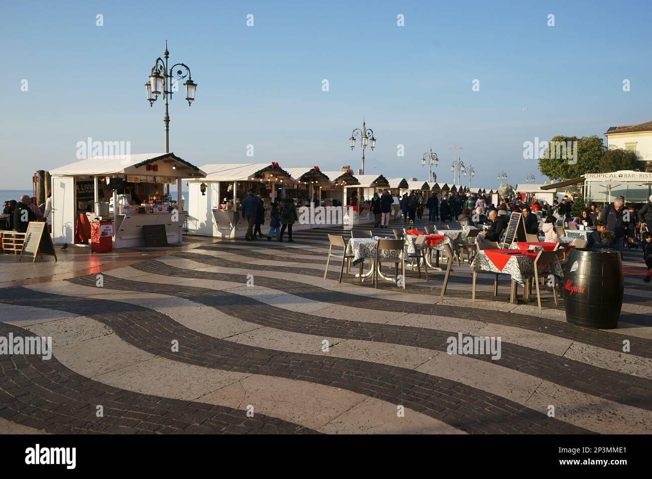 Décembre 2022. Noël se tient à Lazise sur les rives du lac de Garde, province de Vérone, Vénétie Banque D'Images