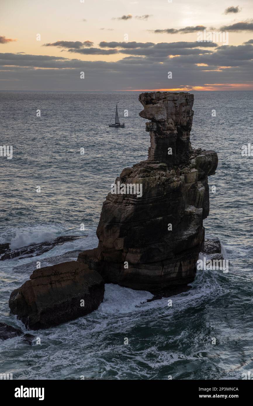 Coucher de soleil derrière la pile de rochers à Cabo Carvoeiro avec la mer orageux, Peniche, région centrale, Portugal, Europe Banque D'Images