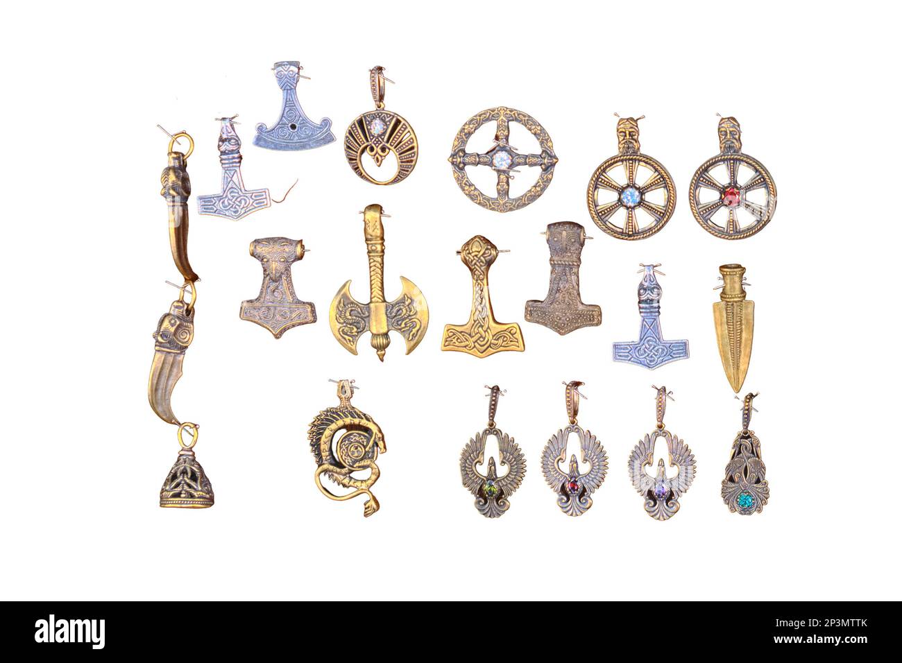 Collection de signes et d'amulettes anciens, isolés sur fond blanc. Haches, couteaux, serpents Phoenix et autres symboles sous forme de badge. Banque D'Images
