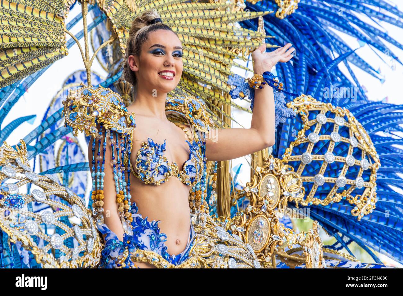 SANTA CRUZ DE TÉNÉRIFE, ESPAGNE - 21 février 2023 : Parade COSO, ou Parade finale, carnaval de Ténérife, îles Canaries Banque D'Images