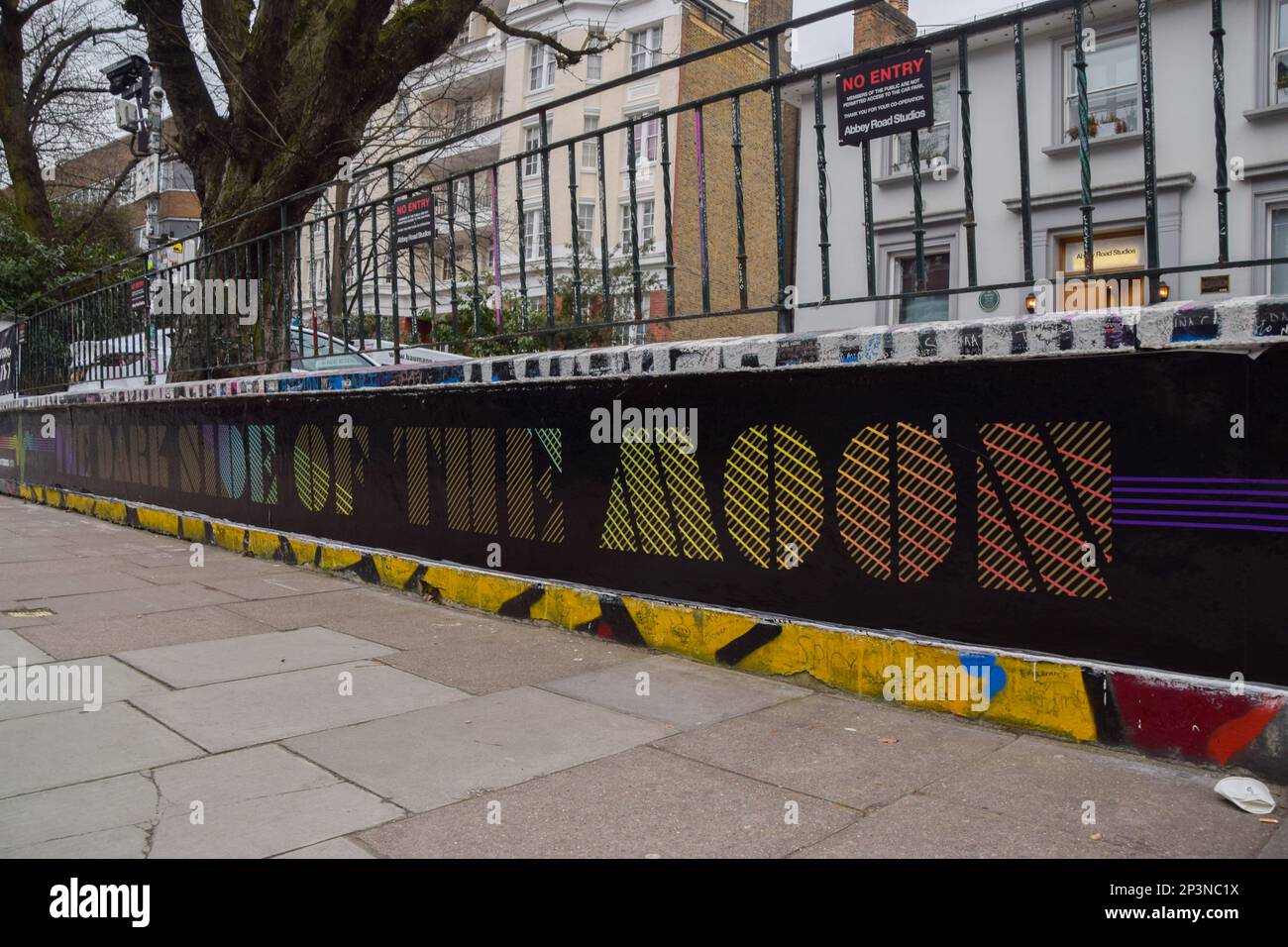 Londres, Royaume-Uni. 5th mars 2023. Les studios Abbey Road célèbrent le 50th anniversaire de l'emblématique côté sombre de la Lune de Pink Floyd avec des hommages à l'extérieur de son bâtiment tout aussi emblématique. L'album a été enregistré au studio du nord de Londres en 1972 et 1973 et sorti le 1 mars 1973, devenant l'un des plus influents et des plus vendus records de tous les temps. Credit: Vuk Valcic/Alamy Live News Banque D'Images