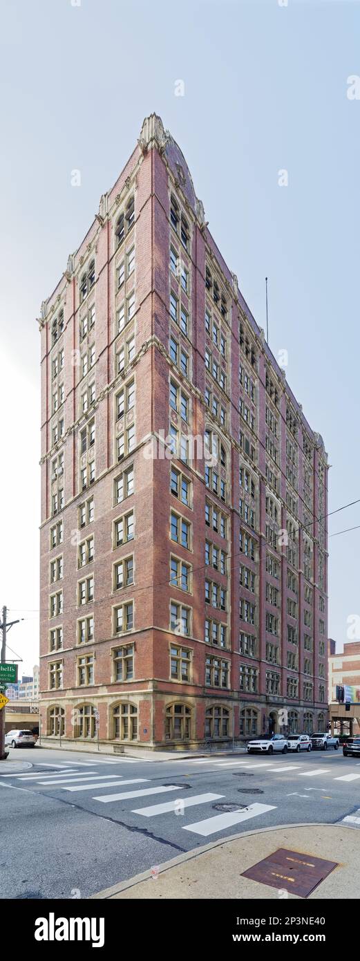 Centre-ville de Pittsburgh : le John P. Robin Civic Building est une tour de bureaux en grès et en briques rouges, à l'origine le siège de Jones & Laughlin Steel Company. Banque D'Images