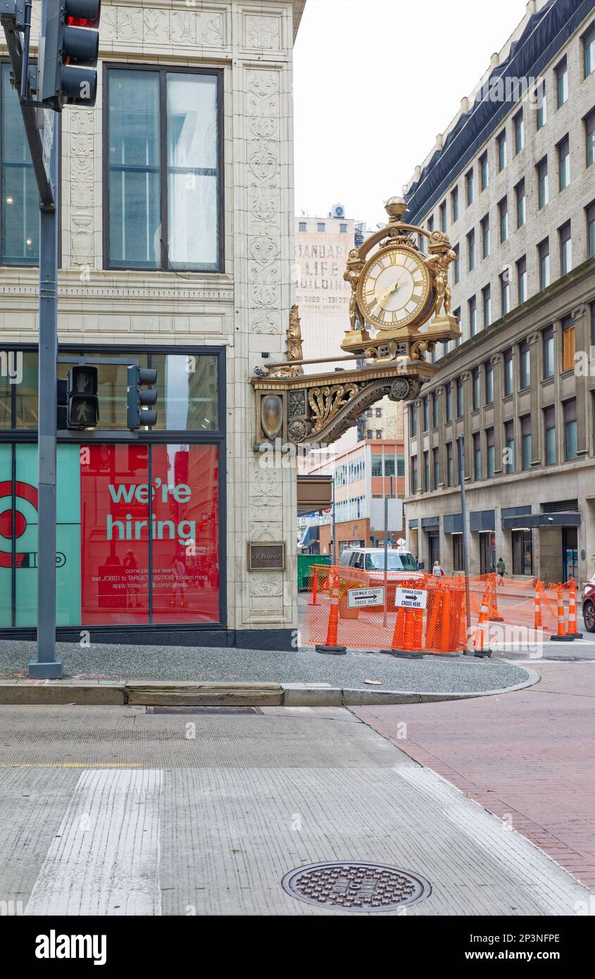 Centre-ville de Pittsburgh : l'horloge du grand magasin de terre cuite blanche de Kaufmann, à Fifth Avenue et Smithfield Street, est un lieu de rencontre populaire. Banque D'Images