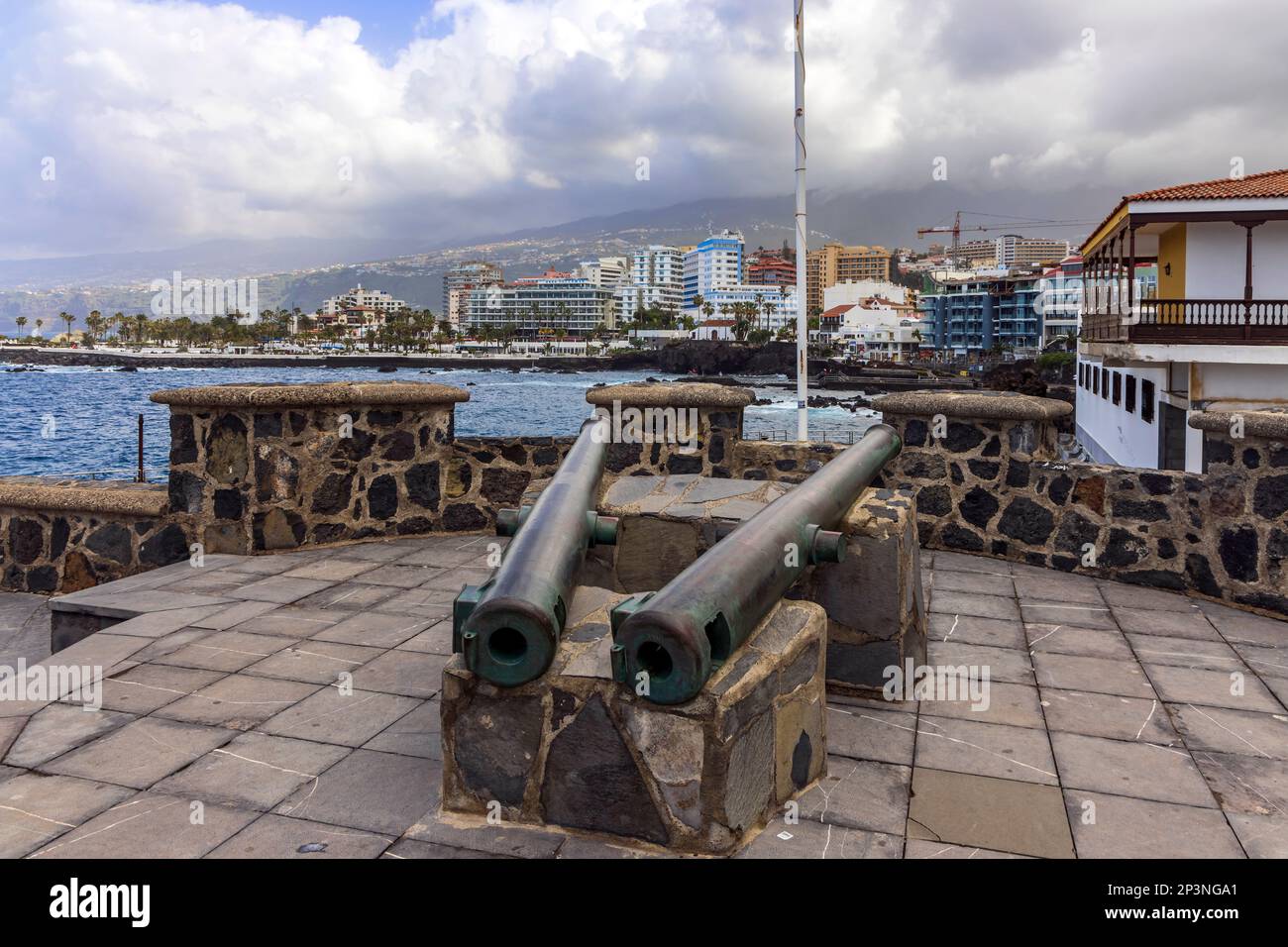 Vieux canon au fort Bateria de Santa Barbara qui garde l'entrée du port à Puerto de la Cruz, Tenerife. Banque D'Images