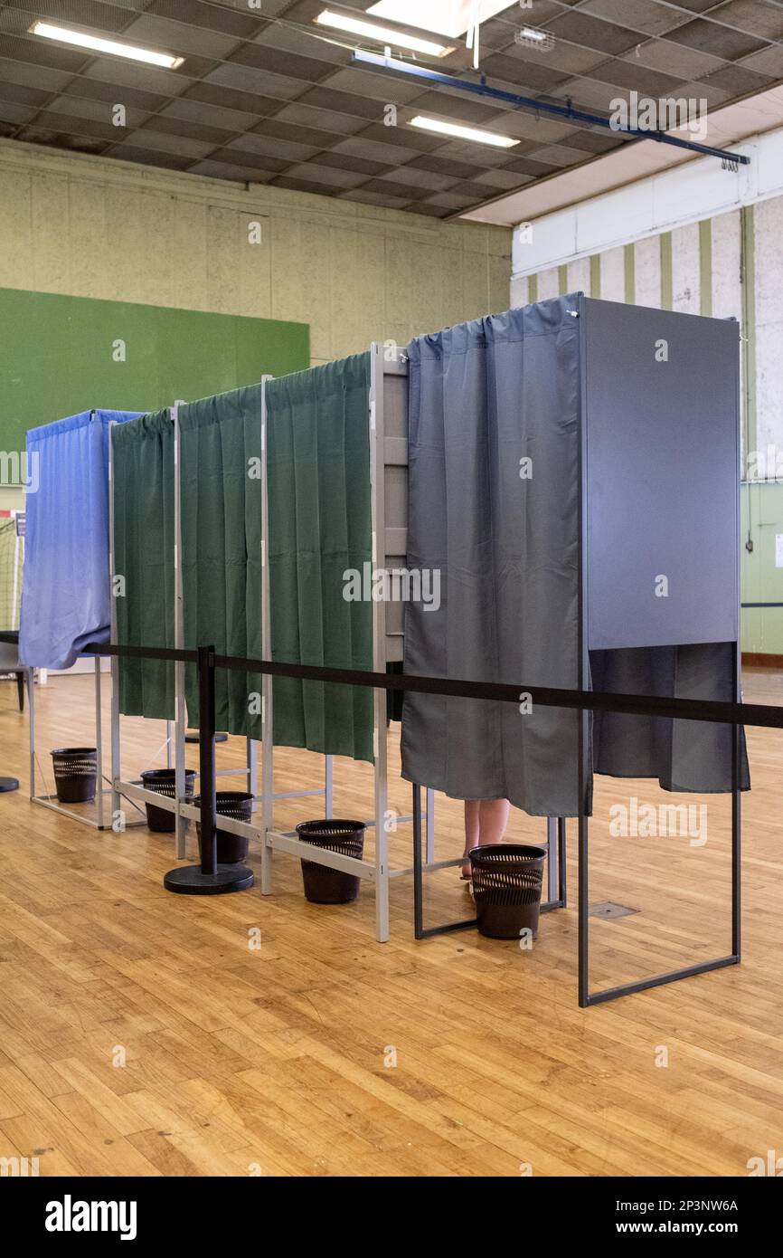 Bureau de vote pour le premier tour des élections législatives à Dinan. Bretagne, France. Banque D'Images