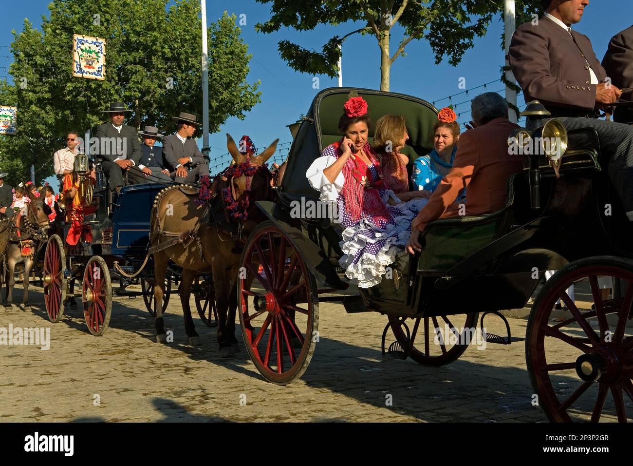 Feria de Abril (la foire d'avril). 'El Real'. Des gens assis sur une calèche. Séville, Andalousie, espagne. Banque D'Images