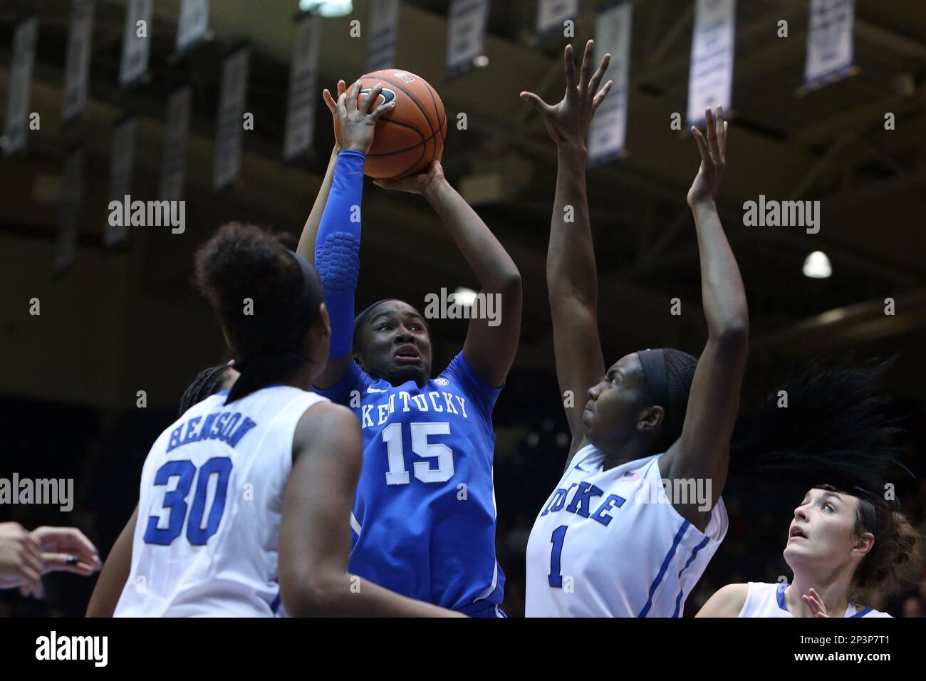 21 December 2014: Kentucky's Linnae Harper (15) shoots between Duke's Elizabeth Williams (1), Amber Henson (30) and Azura Stevens (behind). The Duke University Blue Devils hosted the University of Kentucky Wildcats at Cameron Indoor Stadium in Durham, North Carolina in a 2014-15 NCAA Division I Women's Basketball game. Duke won the game 89-68. (Icon Sportswire via AP Images) Banque D'Images