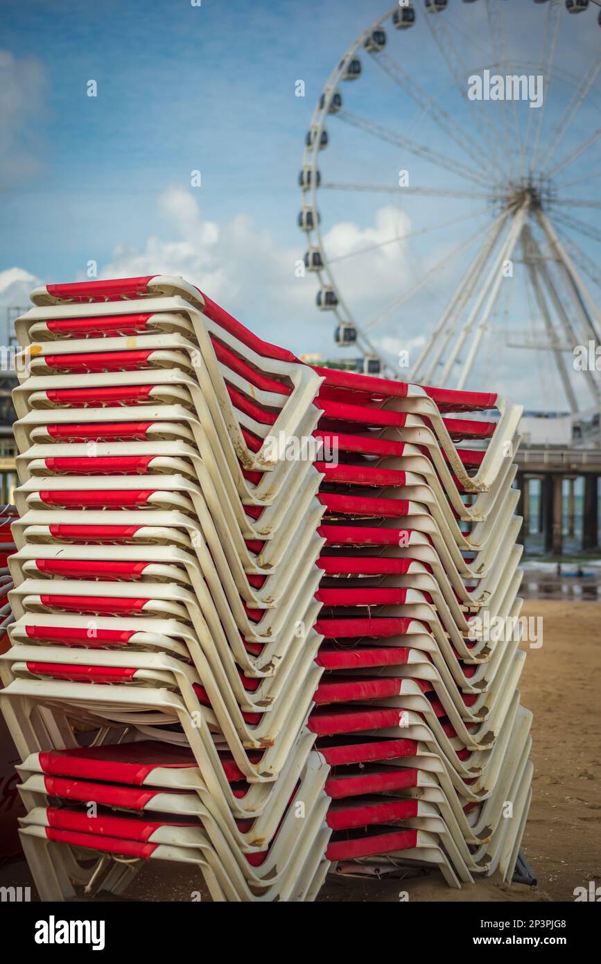 Parc d'attractions, avec roue et bunky de ferries et chaises de plage sur le pair de Scheveningen, pays-Bas Banque D'Images