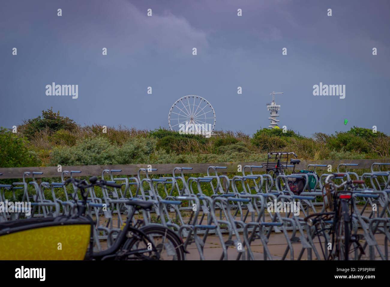 Parc d'attractions, avec roue et bunky de ferries sur le Scheveningen, pays-Bas Banque D'Images