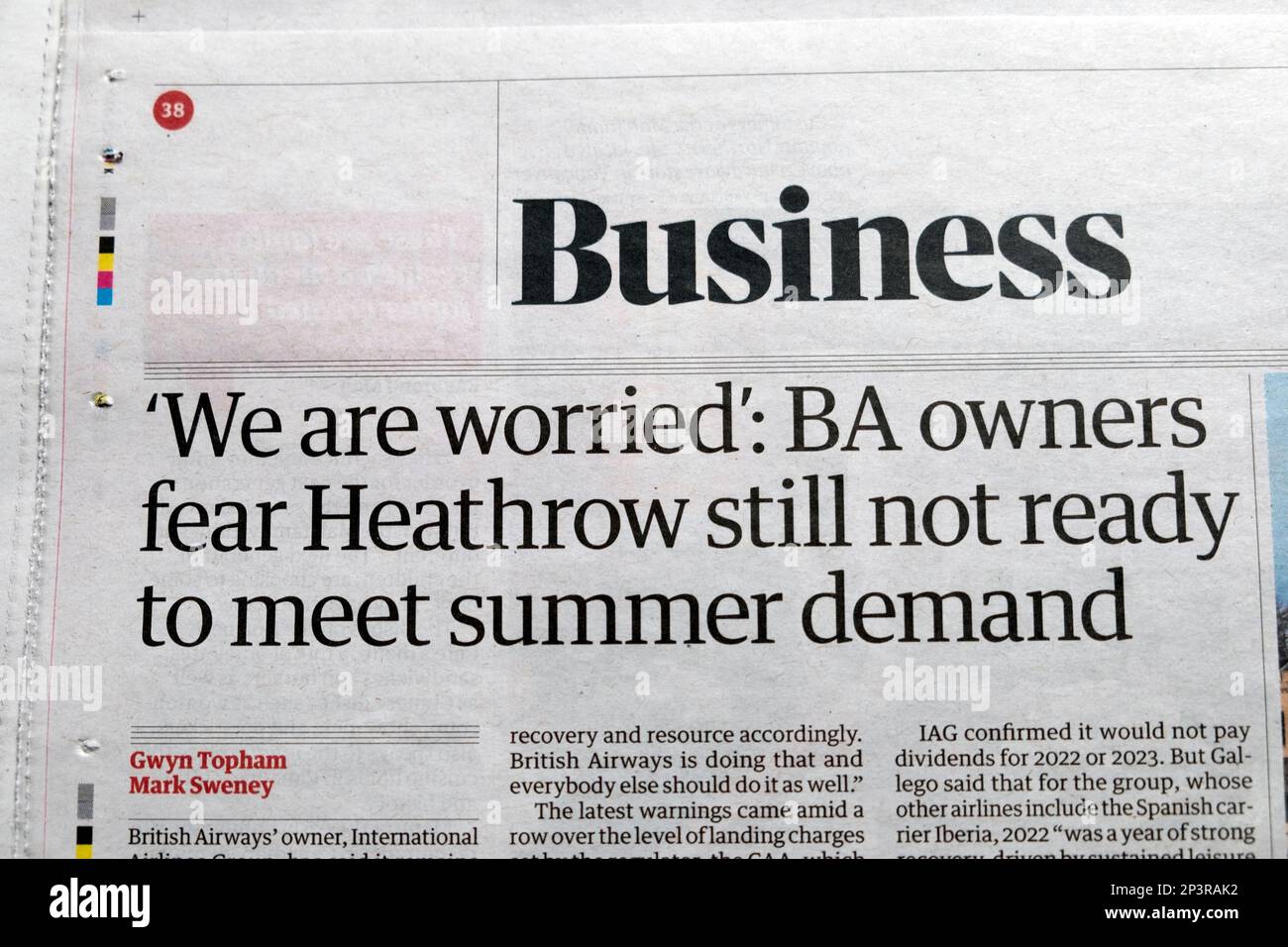 "Nous sommes inquiets: Les propriétaires de BA craignent Heathrow encore pas prêt à répondre à la demande d'été" le journal Guardian titre la section d'affaires à l'intérieur de la page février 2023 Banque D'Images