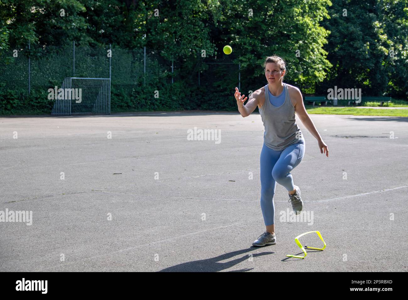 Vue des femmes européennes pendant un entraînement sportif en plein air dans un espace public en été Banque D'Images