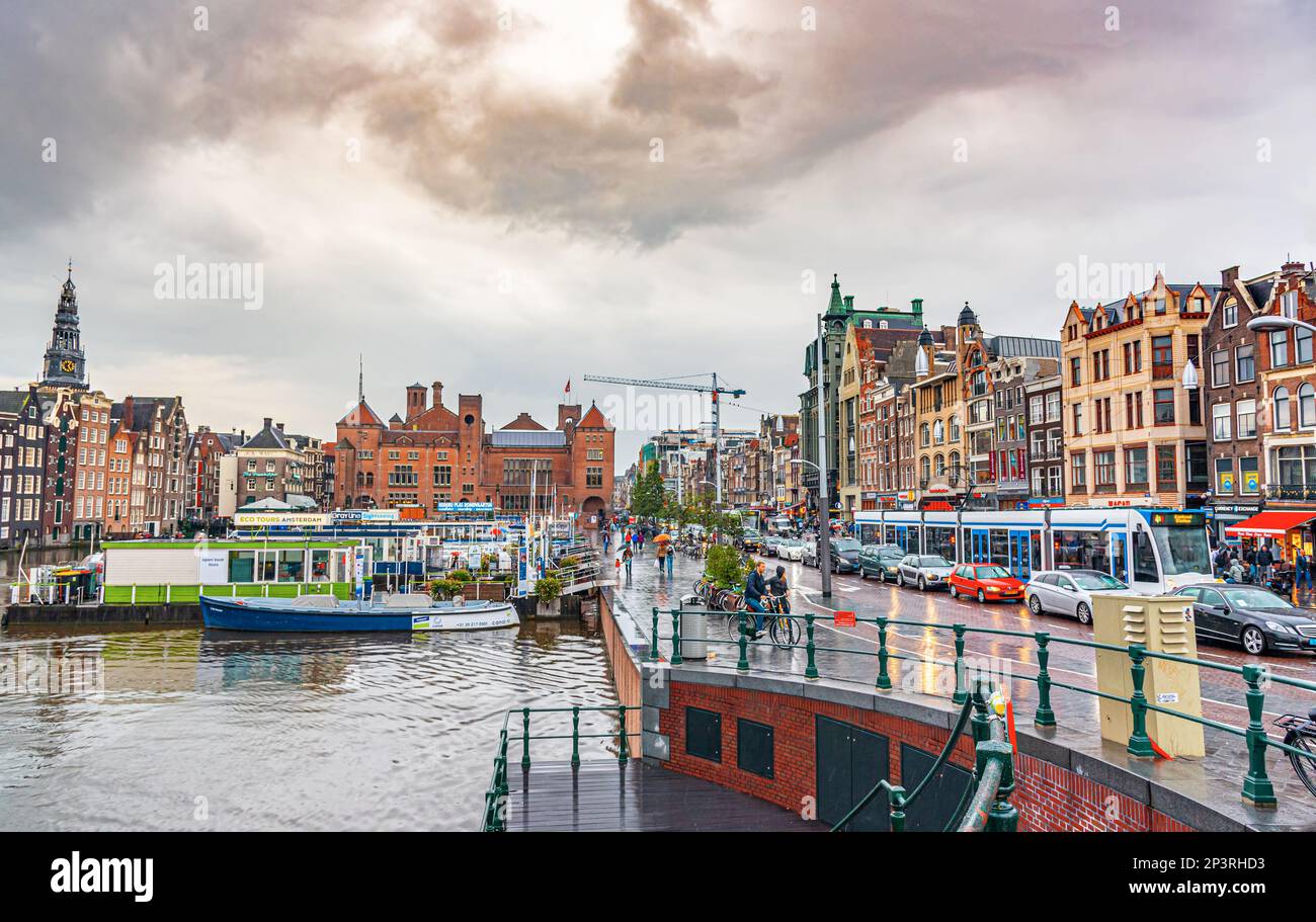 Rederij Plas est une compagnie de bateaux basée à Amsterdam qui propose des excursions et des croisières privées à travers les canaux de la ville. Banque D'Images