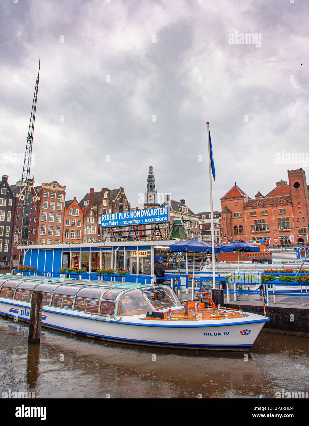 Rederij Plas est une compagnie de bateaux basée à Amsterdam qui propose des excursions et des croisières privées à travers les canaux de la ville. Banque D'Images