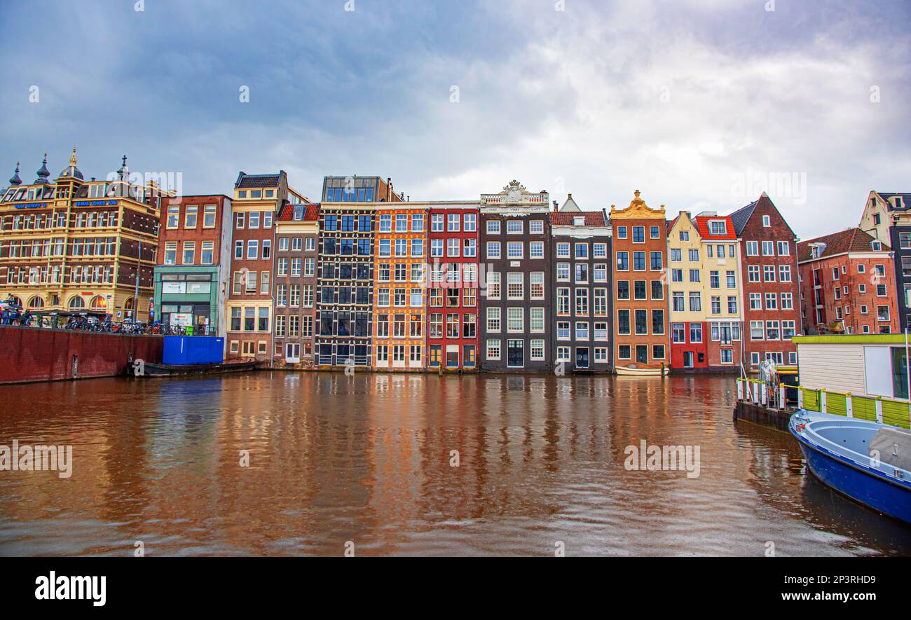 Rederij Plas est une compagnie de bateaux basée à Amsterdam qui propose des excursions et des croisières privées à travers les canaux de la ville. Banque D'Images