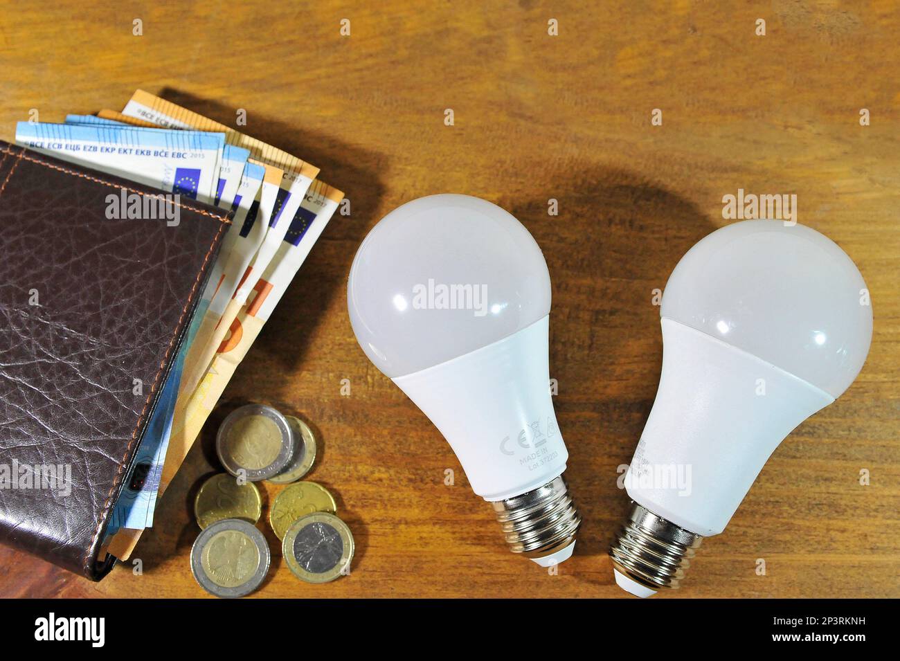 Le prix de l'électricité, avec l'argent et l'ampoule Banque D'Images