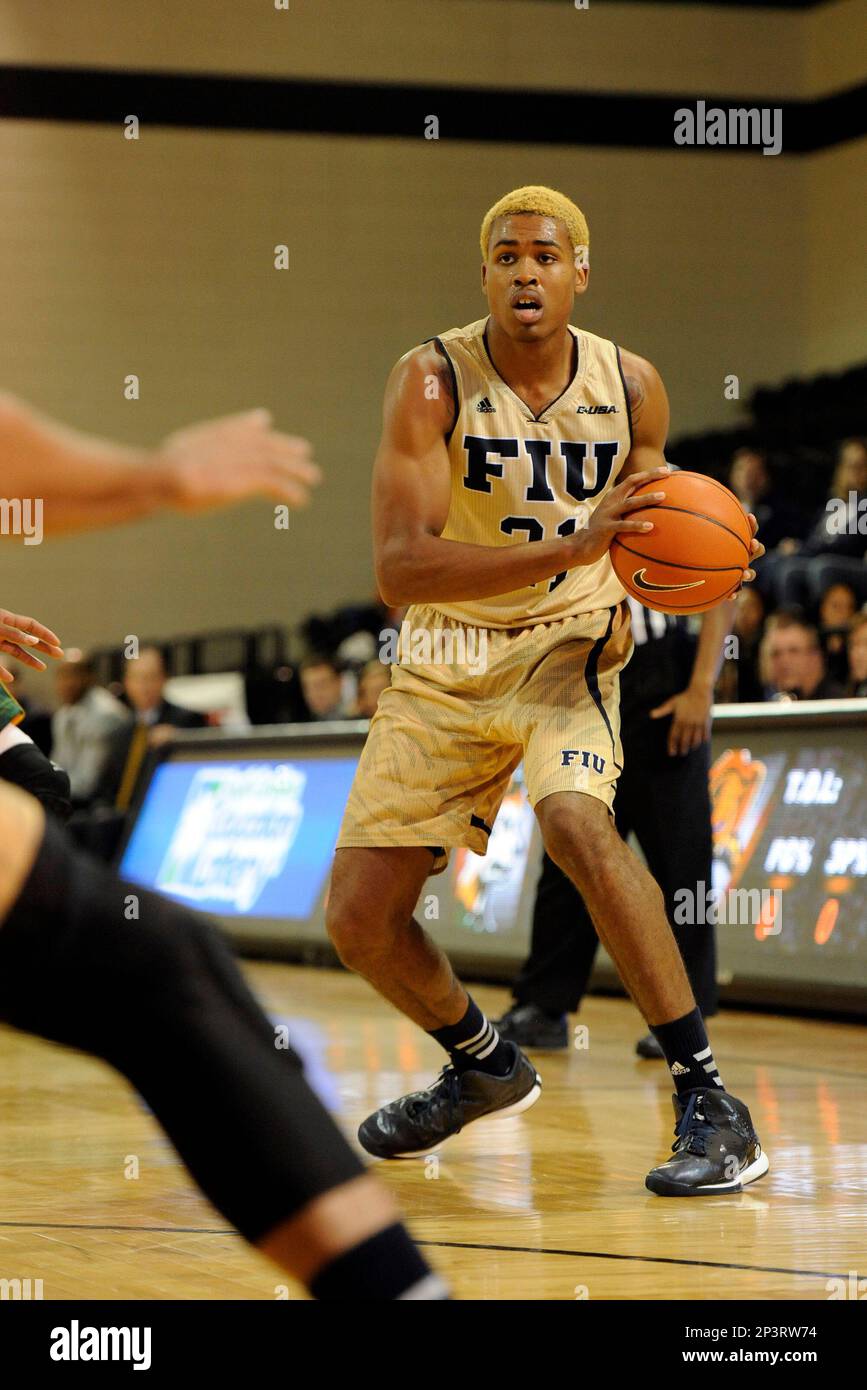2014 November 28 | Friday: Larry Dennis (21) Forward Florida International University Panthers looks to pass the basketball in the game against Wright State University Raiders in the Upstate Classic at the G.B. Hodge Center on the University of South Carolina (USC) Upstate campus in Spartanburg, South Carolina. (Icon Sportswire via AP Images) Banque D'Images