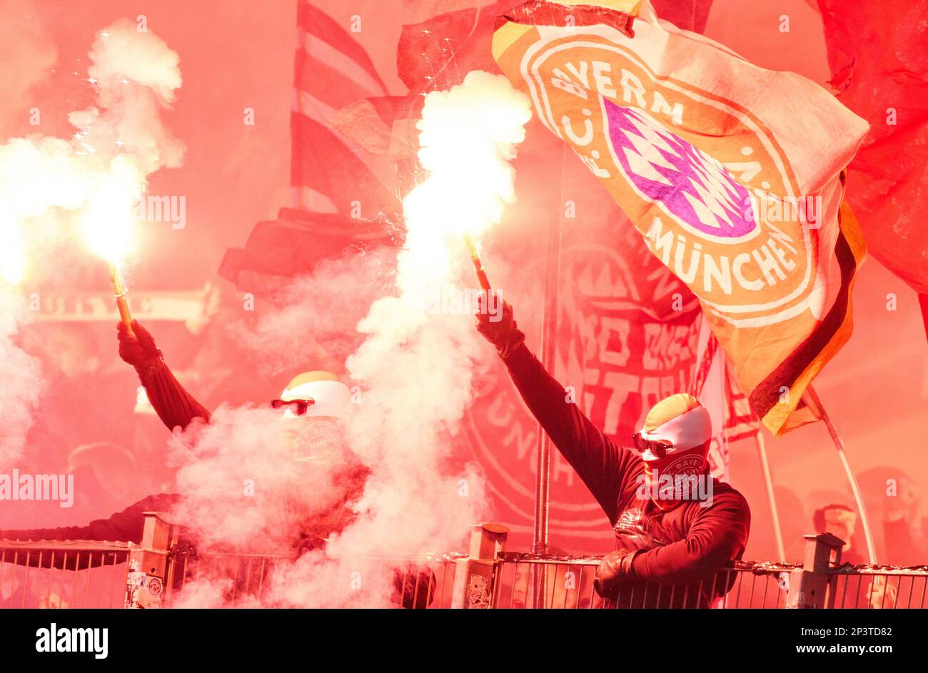 Fans de pyro dans le match VFB STUTTGART - FC BAYERN MÜNCHEN 1-2 1.Ligue allemande de football le 18 février 2023 à Stuttgart, Allemagne. Saison 2022/2023, match day 23, 1.Bundesliga, 23.Spieltag © Peter Schatz / Alay Live News - la RÉGLEMENTATION DFL INTERDIT TOUTE UTILISATION DE PHOTOGRAPHIES comme SÉQUENCES D'IMAGES et/ou QUASI-VIDÉO - Banque D'Images