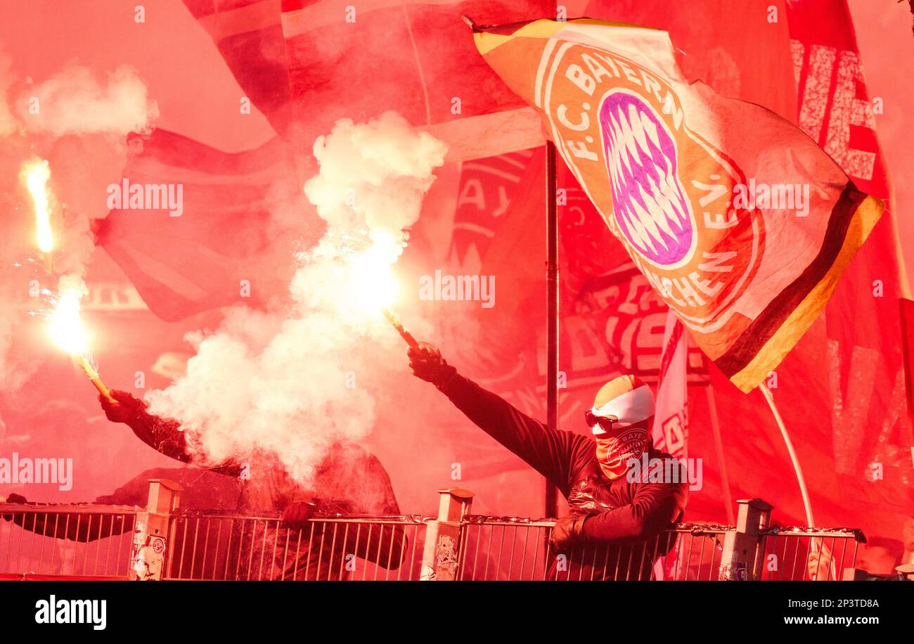 FCB fans avec pyro dans le match VFB STUTTGART - FC BAYERN MÜNCHEN 1-2 1.Ligue allemande de football le 18 février 2023 à Stuttgart, Allemagne. Saison 2022/2023, match day 23, 1.Bundesliga, 23.Spieltag © Peter Schatz / Alay Live News - la RÉGLEMENTATION DFL INTERDIT TOUTE UTILISATION DE PHOTOGRAPHIES comme SÉQUENCES D'IMAGES et/ou QUASI-VIDÉO - Banque D'Images