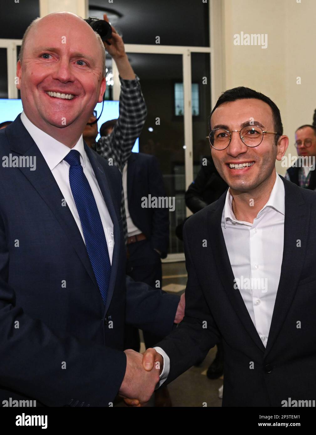 05 mars 2023, Hesse, Francfort-sur-le-main : Uwe Becker (CDU, l) et Mike Josef (SPD) se bousculer après les élections municipales de Römer à Francfort. Les deux vont se lancer dans les élections de second tour sur 26 mars 2023. Environ 509 000 habitants de Francfort ont été appelés à voter pour un nouveau dirigeant de la ville. Photo: Arne Dedert/dpa Banque D'Images