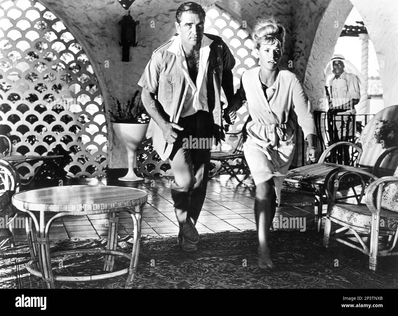 Steve Cochran, Vivi Bach, sur-scène du film britannique, 'Mozambique', British Lion films, Warner Bros.-Seven Arts, 1964 Banque D'Images