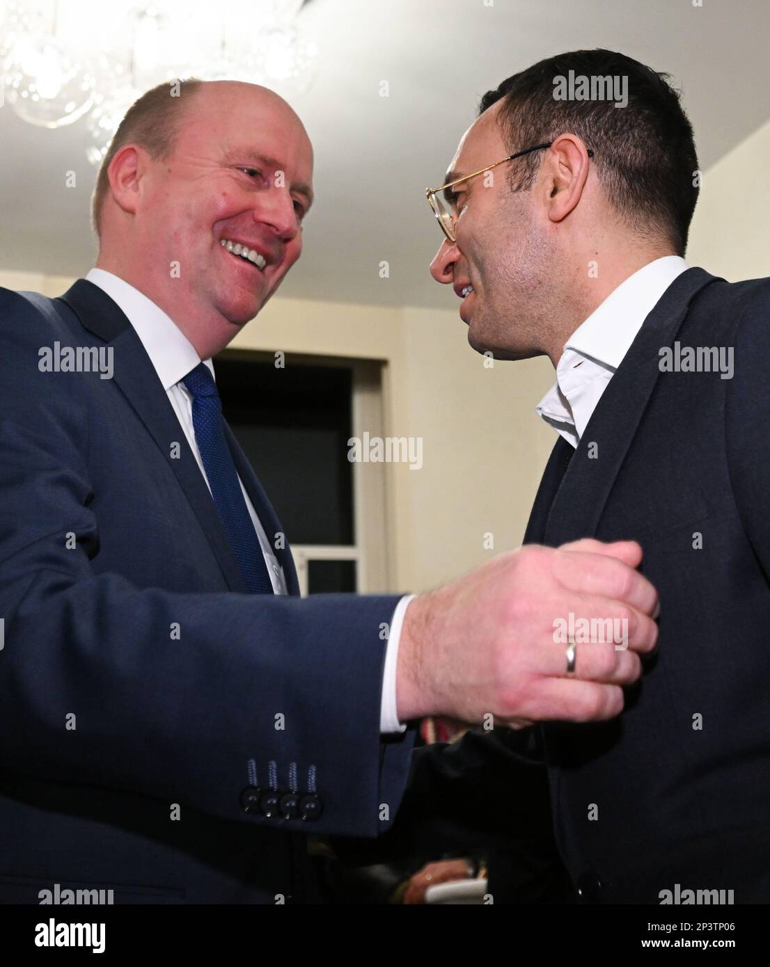 05 mars 2023, Hesse, Francfort-sur-le-main : Uwe Becker (CDU, l) et Mike Josef (SPD) se réunissent à l'hôtel de ville de Römer à Francfort après les élections municipales. Les deux vont se lancer dans les élections de second tour sur 26 mars 2023. Environ 509 000 habitants de Francfort ont été appelés à voter pour un nouveau dirigeant de la ville. Photo: Arne Dedert/dpa Banque D'Images