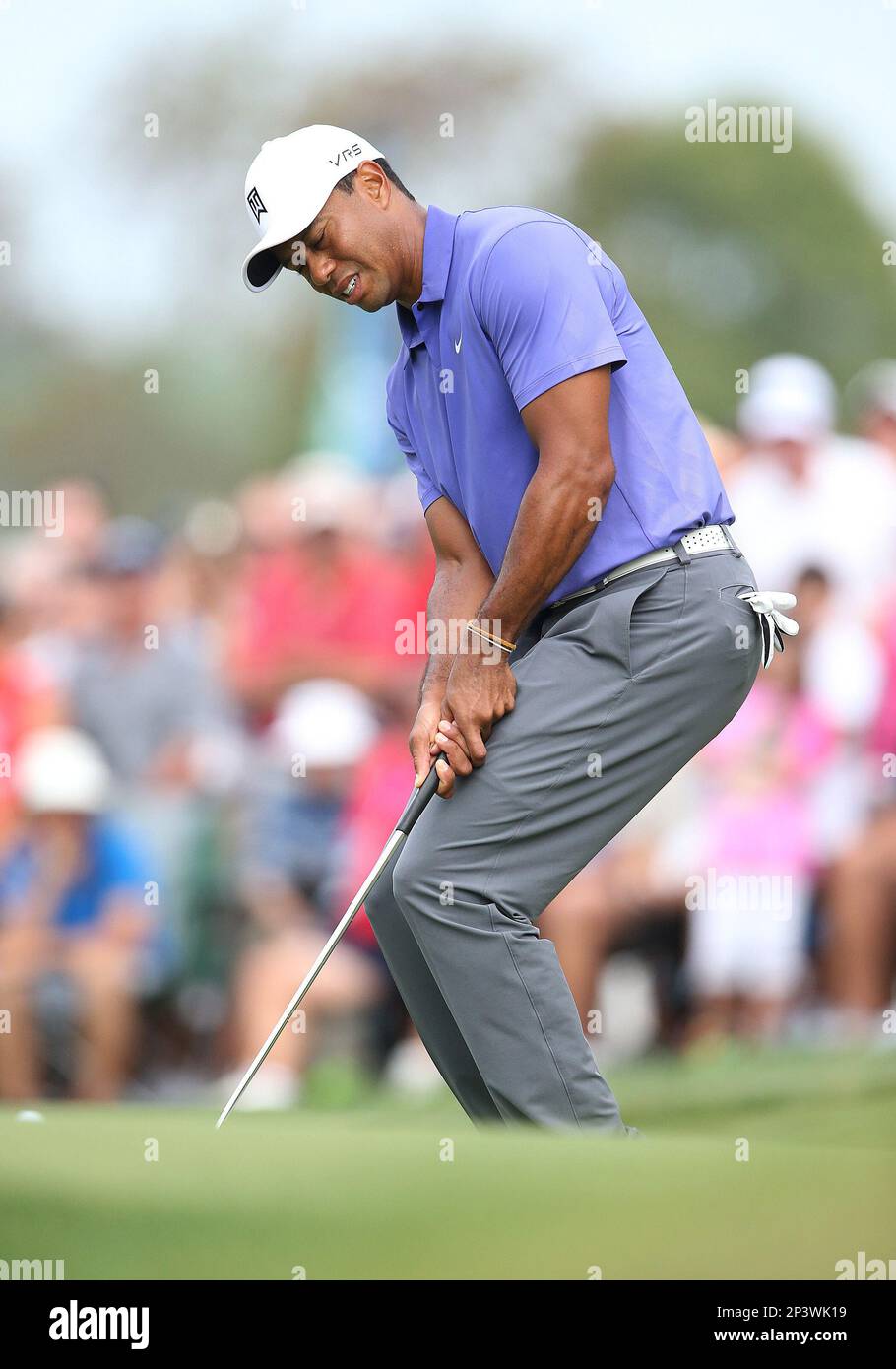 August 7, 2014: Tiger Woods reacts to a missed putt on the 14th hole during the first round of the PGA Championship at Valhalla Golf Club in Louisville, Ky. (Icon Sportswire via AP Images) Banque D'Images