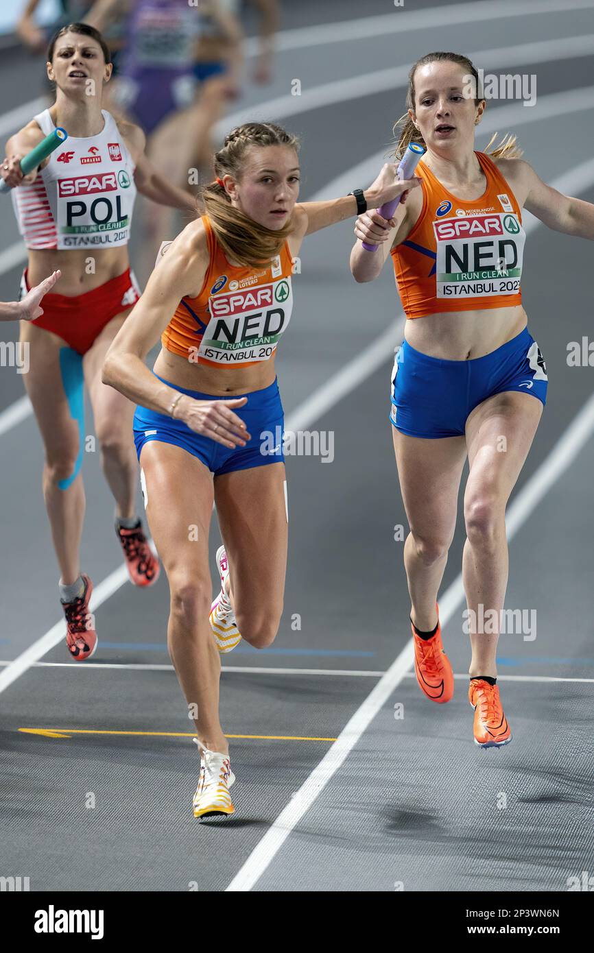 ISTANBUL - Femke bol et Cathelijn Peeters en action dans le relais 4 x 400 mètres le quatrième et dernier jour des Championnats européens d'athlétisme en intérieur en Turquie. ANP RONALD HOOGENDOORN Banque D'Images