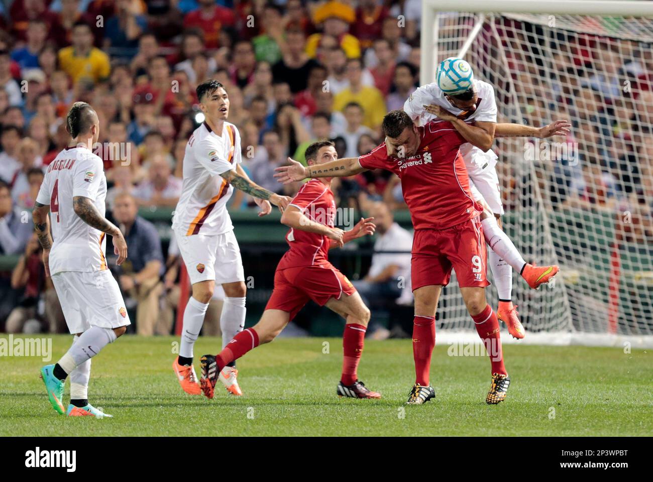 July 23, 2014: AS Roma's Leandro Castan (5) goes over Liverpool's Rickie Lambert (9) to clear the ball from danger. AS Roma defeated Liverpool FC 1-0 at Fenway Park in Boston, Massachusetts for Football at Fenway 2014. (Icon Sportswire via AP Images) Banque D'Images
