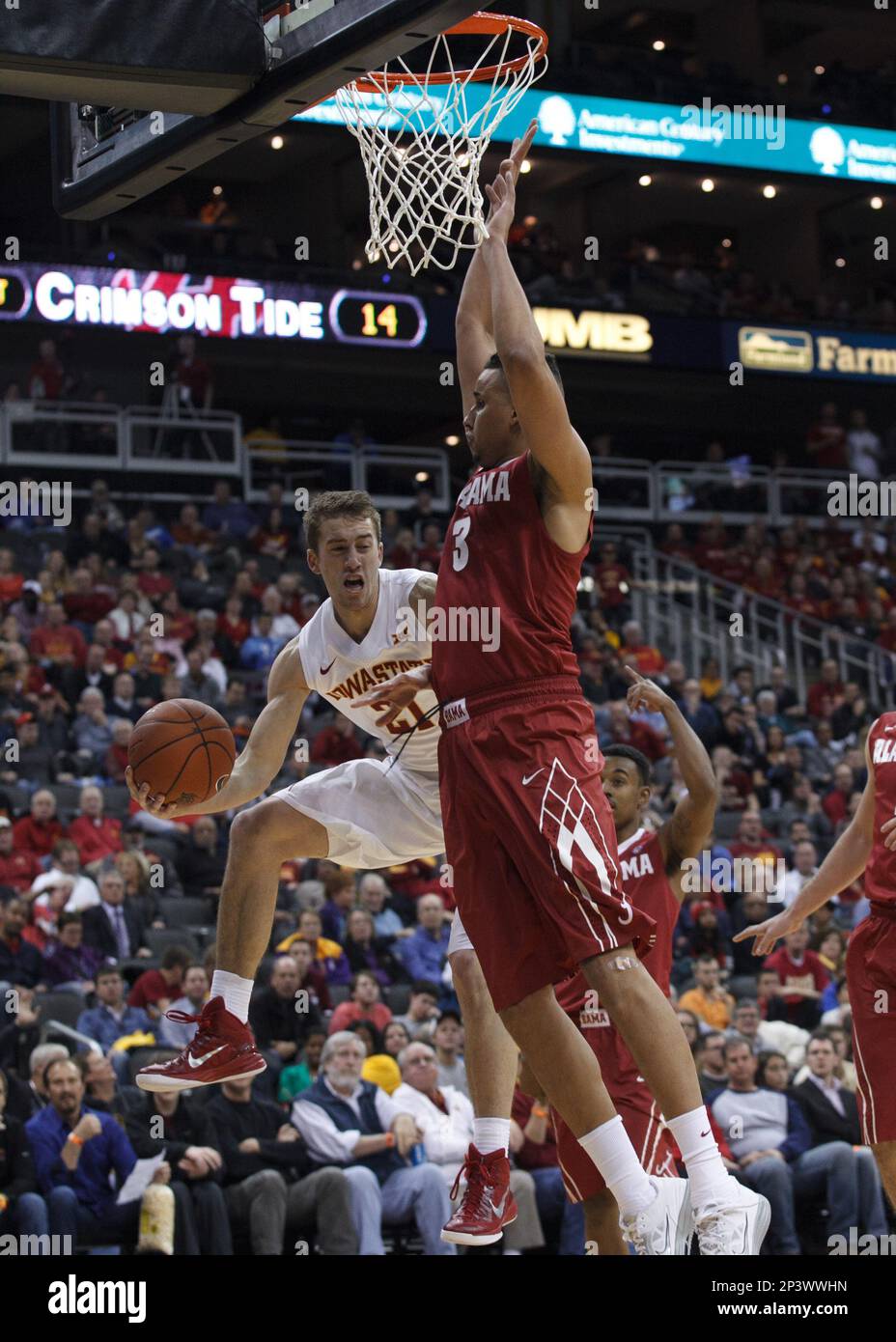 November 24, 2014: Iowa State Cyclones guard Matt Thomas (21) passes the ball under the basket while Alabama Crimson Tide forward Michael Kessens (3) defends during a CBE Hall of Fame Classic game between the Alabama Crimson Tide and the Iowa State Cyclones at Sprint Center in Kansas City, Missouri. (Icon Sportswire via AP Images) Banque D'Images