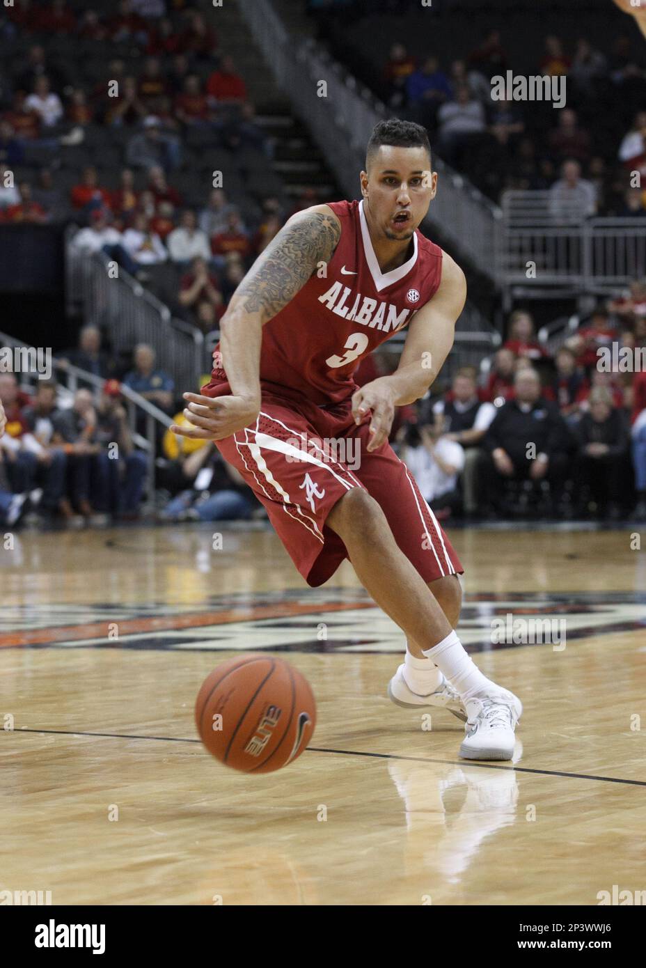 November 24, 2014: Alabama Crimson Tide forward Michael Kessens (3) passes the ball during a CBE Hall of Fame Classic game between the Alabama Crimson Tide and the Iowa State Cyclones at Sprint Center in Kansas City, Missouri. (Icon Sportswire via AP Images) Banque D'Images
